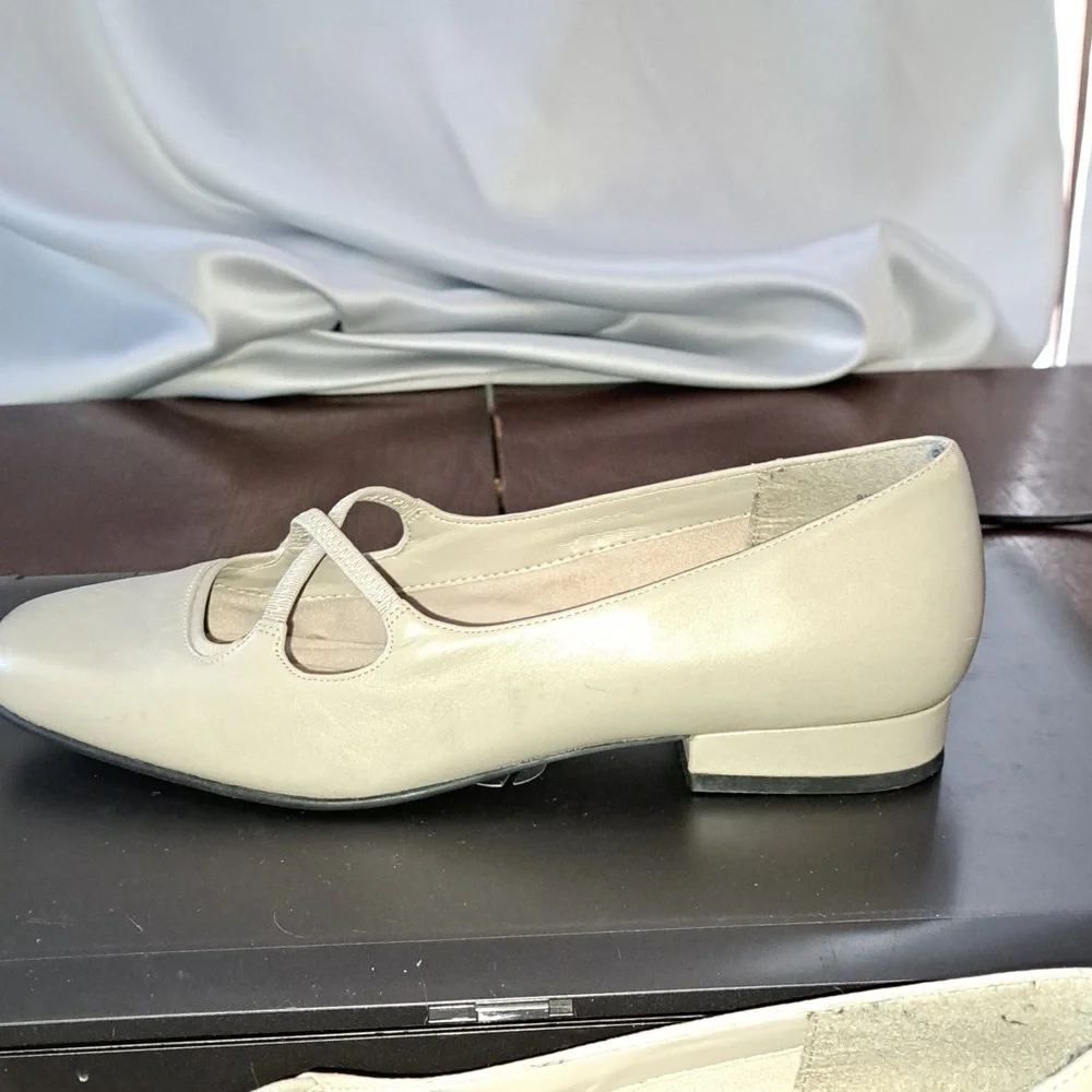 Elegant Women's Dark Bone Flats Liz Baker size 8W - Picture 5 of 9